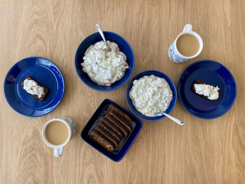 Saaristolaisleipää kylmäsavulohi- ja skagenlevitteellä