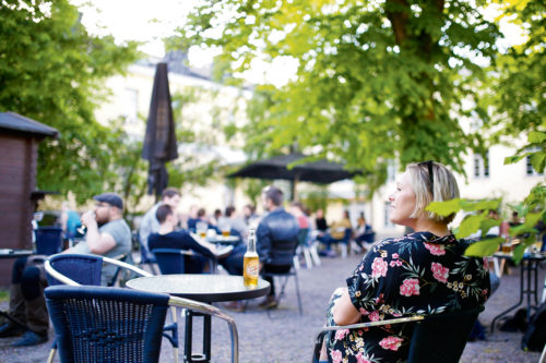 Thirsty Scholarin sisäpihan terassi on upean tunnelmallinen