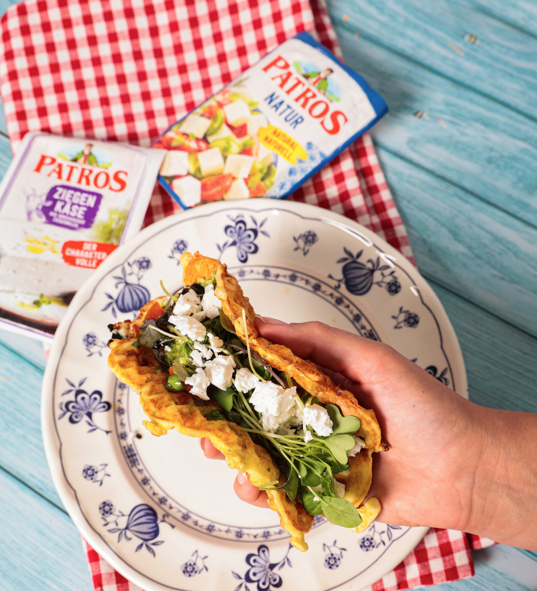 Vohvelit voi syödä tacojen tapaan.